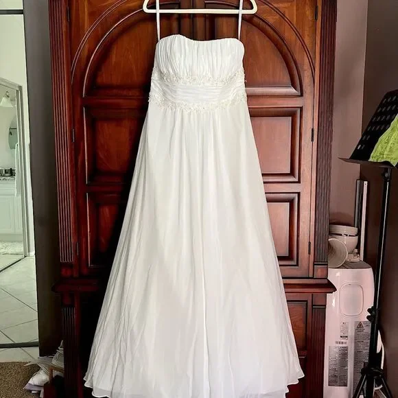 David’s Bridal Chiffon Beaded Empire Plus Size
Wedding Dress White size: 16W - Picture 6 of 14